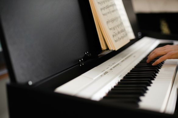 Стійка для фортепіано з кришкою GA-music GA-670 BK